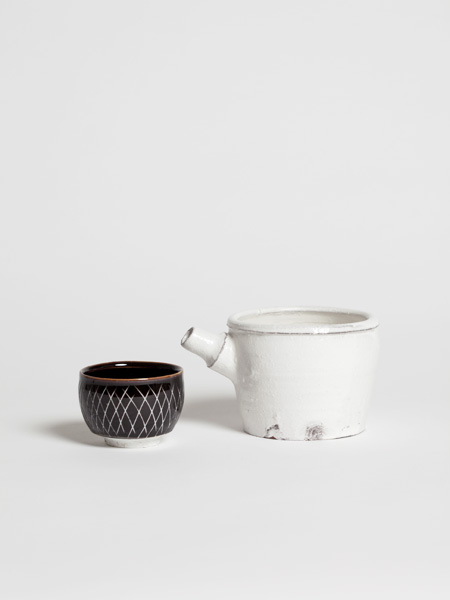 engraved sake cup (with kohiki spouted bowl)